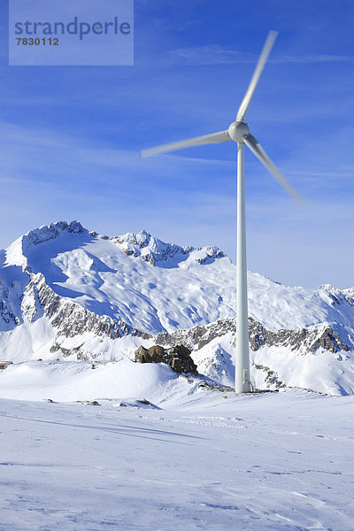 Erneuerbare Energie,Alternative Energie,Alternativenergie,Windturbine,Windrad,Windräder,blauer Himmel,wolkenloser Himmel,wolkenlos,Europa,Berg,Energie,energiegeladen,Himmel,Umwelt,Wind,Natur,Alpen,blau,Windenergie,Umweltschutz,Westalpen,Andermatt,Elektrizität,Strom,Stärke,Schweiz,rad,Schweizer Alpen