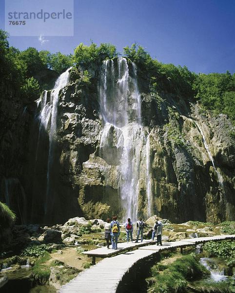10646762,  zwei-Säulen-Rodehacke,  Kroatien,  Menschen,  Plitvice,  Nationalpark,  Steg,  UNESCO Welterbe,  Wasserfall