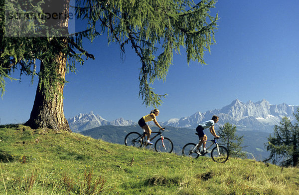 Österreich,  Salzburger Land,  Paar Mountainbike,  Seitenansicht
