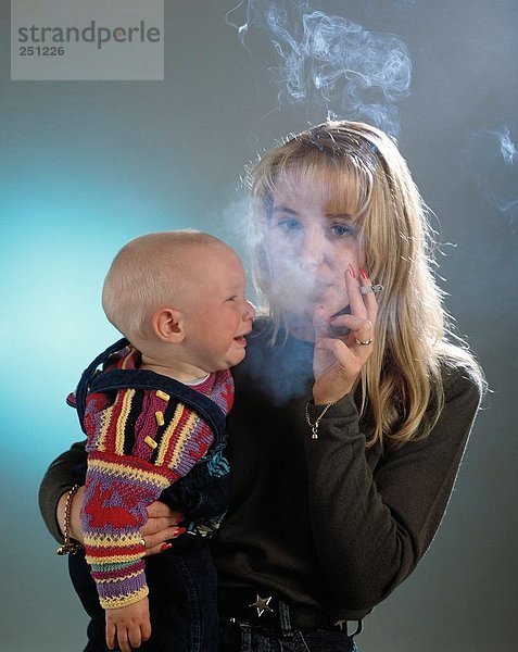 10087053,  Anti-Raucher-Kampagne,  Verbot von Rauchen,  Rauchen,  Kind,  Mutter,  nicht-Raucher Schutz,  Smoking Woman,  in der Nähe von tod
