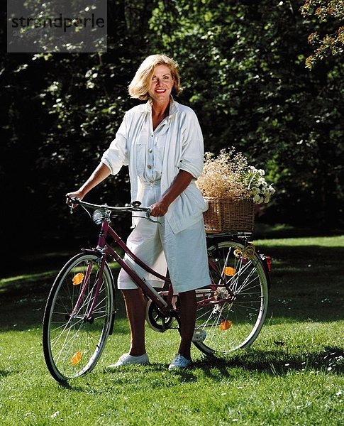 Portrait, Frau, reifer Erwachsene, reife Erwachsene, Sommer, Fahrrad, Rad, Fahrrad fahren