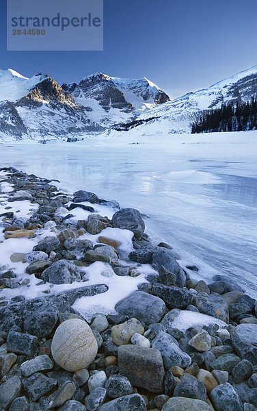 Mount Athabasca und Mount Andromeda und Sunwapta River bei Columbia Icefields,  Jasper-Nationalpark in Alberta,  Kanada