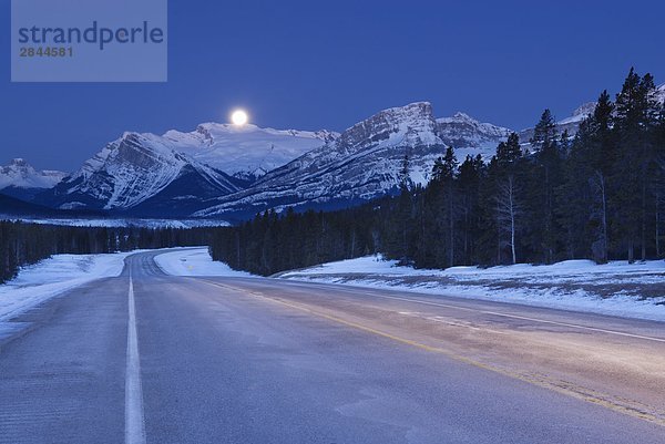 Highway 11 und Einstellung Mond,  Bighorn Wildland,  Alberta,  Kanada