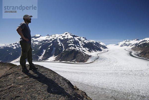 Caucasian männlich Standing von Lachs Gletscher,  British Columbia,  Kanada