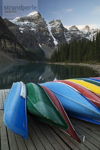 Kanus,  Tal der zehn Zinnen,  Wenkchemna Range,  Moraine Lake,  Banff-Nationalpark,  Alberta,  Kanada