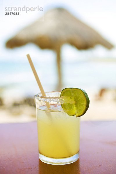 Nahaufnahme cocktail für eine Tabelle in einer Bar am Strand,  Mexiko