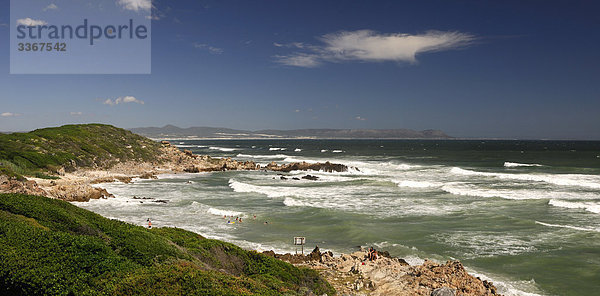 Südafrika,  in Hermanus,  Western Cape,  Landschaft,  Menschen,  Schwimmen,  entspannt,  freie Zeit,  Gebirge,  Berg,  Küste,  Shore,  Ozean,  Meer
