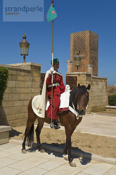 Schutz auf dem Pferd am Mohamed V Mausoleum,  Rabat,  Marokko