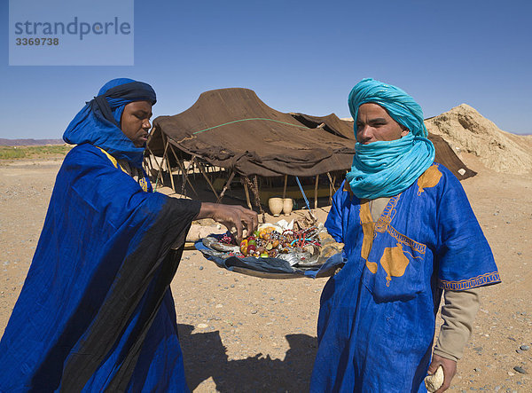 Touareg Männer verkaufen Souvenirs,  Marokko