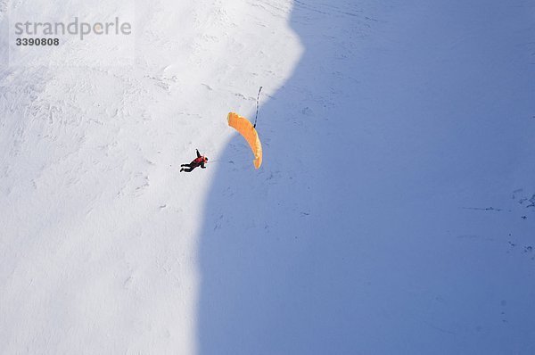 Fallschirmspringer gegen eine Berglandschaft,  Schweden.