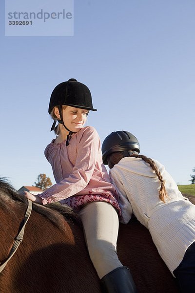 Mädchen auf einem Pferd