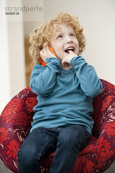 Junge spricht auf einem Handy
