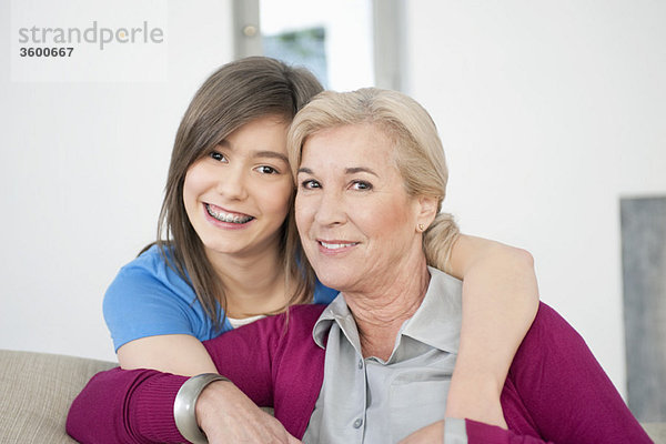 Porträt einer Frau,  die mit ihrer Enkelin lächelt