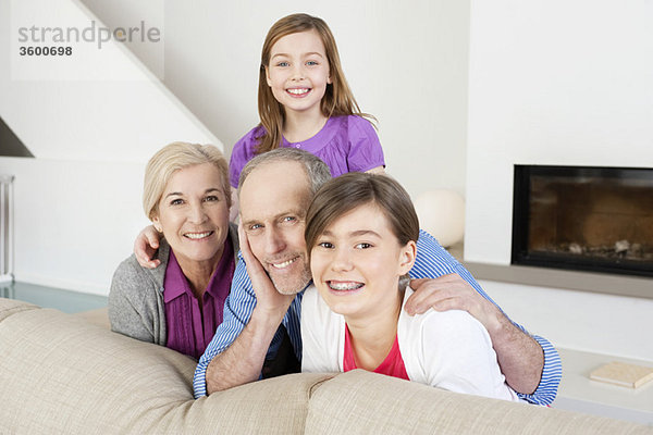 Ein Paar lächelt mit seinen Enkelinnen.