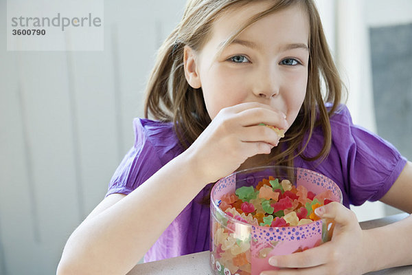 Porträt eines Mädchens,  das Kaugummidrops isst