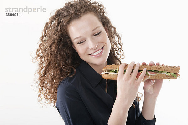 Frau mit einem Sandwich
