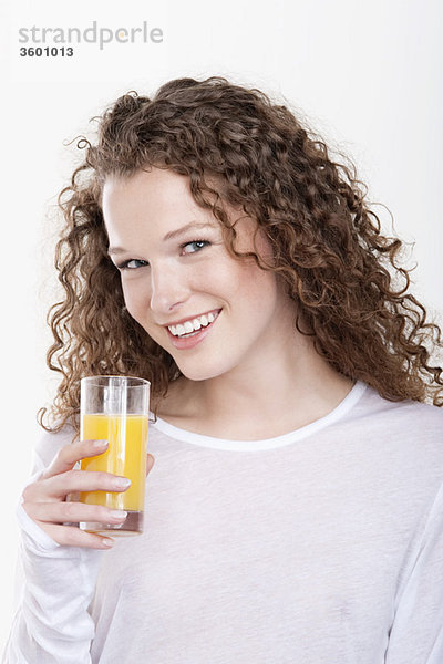 Porträt einer Frau mit einem Glas Orangensaft