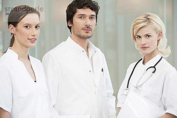 Porträt von drei zusammenstehenden Ärzten