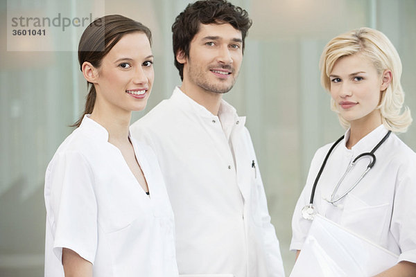 Porträt von drei lächelnden Ärzten