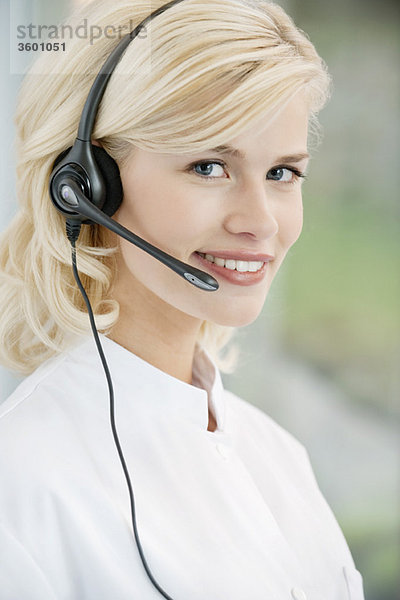 Porträt einer Kundenbetreuerin mit Headset