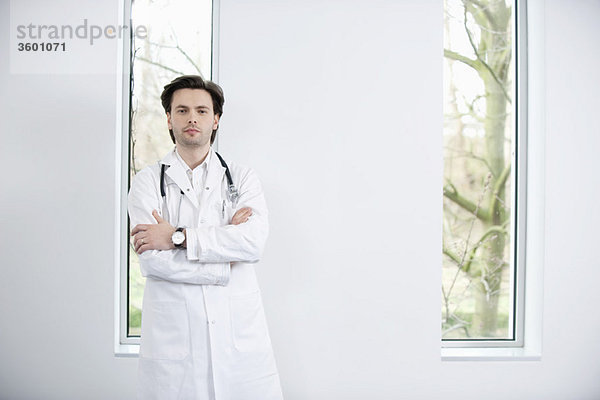 Porträt eines Arztes mit verschränkten Armen
