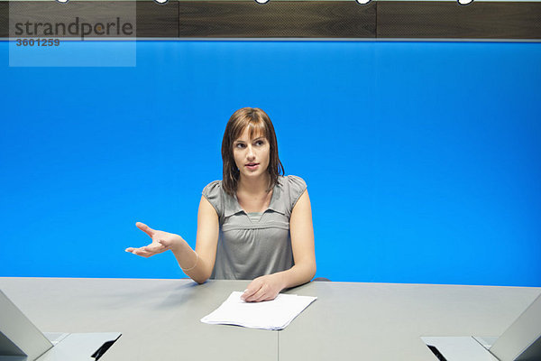 Geschäftsfrau beim Papierkram im Konferenzraum
