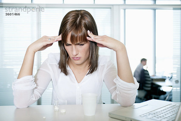 Geschäftsfrau mit Kopfschmerzen