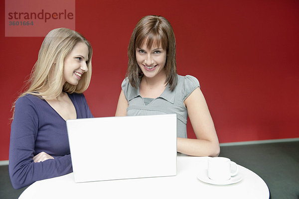 Zwei Geschäftsfrauen mit einem Laptop im Büro
