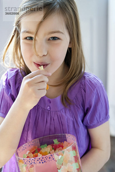 Porträt eines Mädchens,  das Kaugummidrops isst