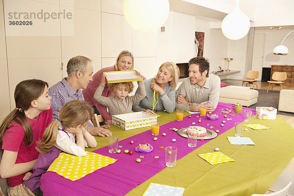 Familie bei einer Geburtstagsfeier