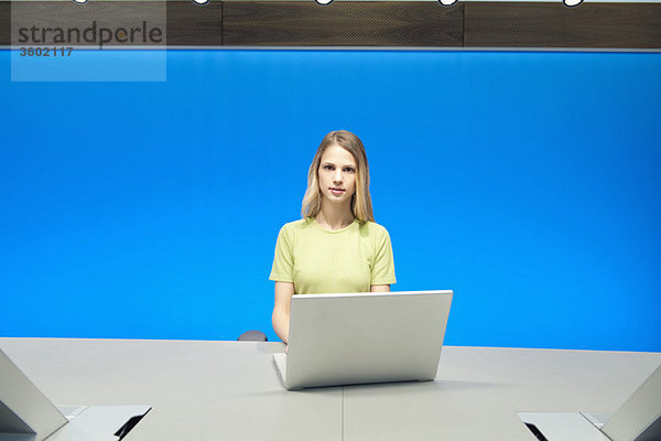 Geschäftsfrau bei der Arbeit am Laptop im Konferenzraum