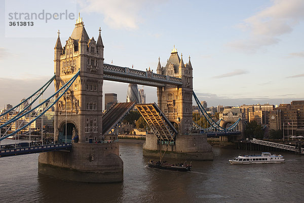 Europa, Urlaub, britisch, Großbritannien, London, Hauptstadt, Reise, Brücke, ernst, Sehenswürdigkeit, Blaue Stunde, Themse, England, Tourismus, Tower Bridge