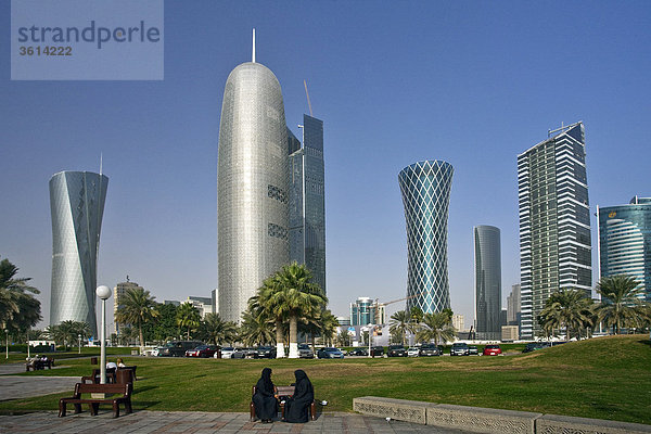 Bidda Tower,  Qatar,  UAE,  Vereinigte Arabische Emirate,  Architektur,  Skyline,  Wohnblocks,  Hochhäuser,  Corniche,  arabischen,  Park,  Frauen,  Frauen,  Schleier,  Doha,  Reisen,  platzieren von Interesse,  Wahrzeichen