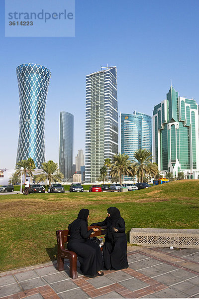 Katar,  UAE,  Vereinigte Arabische Emirate,  Architektur,  Skyline,  Wohnblocks,  Hochhäuser,  Corniche,  arabischen,  Park,  Frauen,  Frauen,  Schleier,  Doha,  Reisen,  platzieren von Interesse,  Wahrzeichen