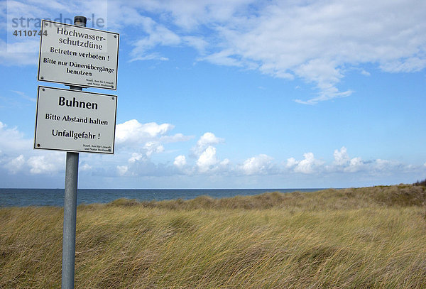 Hochwasserschutzdüne - Dünengrasbewachsene Buhnen an der Küste im Nationalpark Vorpommersche Boddenlandschaft am Darß in Mecklenburg Vorpommern,  Deutschland