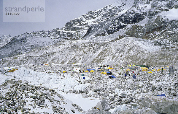 Überblick über das Basislager auf dem Khumbu-Gletscher,  5300m,  Mount Everest,  Himalaya,  Nepal