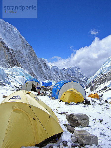 Gelbe Zelte und Mannschaftszelte im Lager II,  2,  im Western Cwm,  6500m,  Mount Everest,  Himalaya,  Nepal