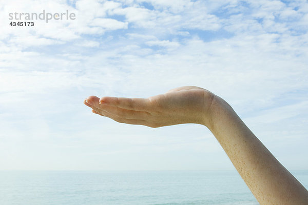 Ökologisches Konzept,  schalenförmige Hand unterstützt den Himmel