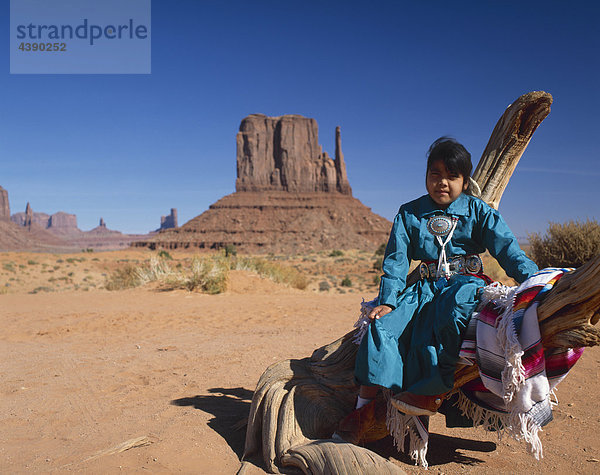 Navaho-Indianer,  Indianer,  Mädchen,  jung,  traditionell,  Kostüm,  model released,  Monument Valley,  USA,  Utah,  Stamm,  Reservat,  Ein