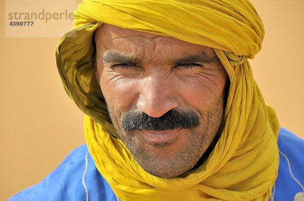 Africa,  Morocco,  Maghreb,  North Africa,  erg Chebbi,  desert,  Sahara,  sand,  man,  Berber,  portrait,  Litham,  turban