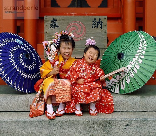 Asia,  Asian,  Kinder,  kulturelle,  Kultur,  Ethnisches Erscheinungsbild,  Freunde,  Mädchen,  Urlaub,  Japan,  Japanisch,  Kimonos,  Landmark,  lachen,  lachen