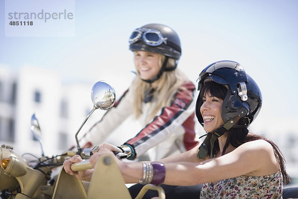 Frauen beim Motorradfahren