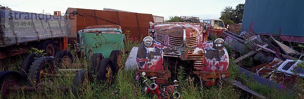 Alten Lastwagen und Autos in junkyard