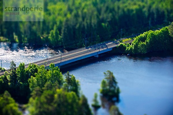 Eisenbahnbrücke über den Fluss