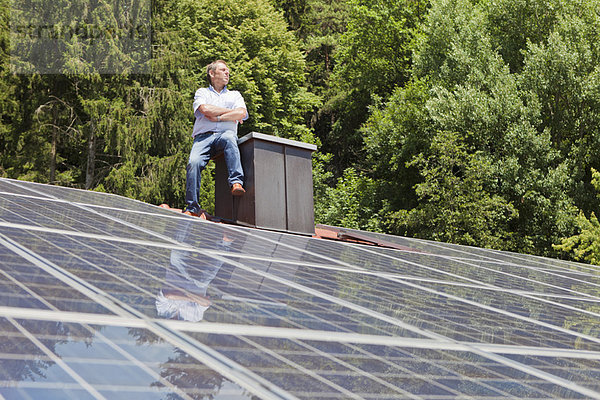 Mann auf Solardach stehend