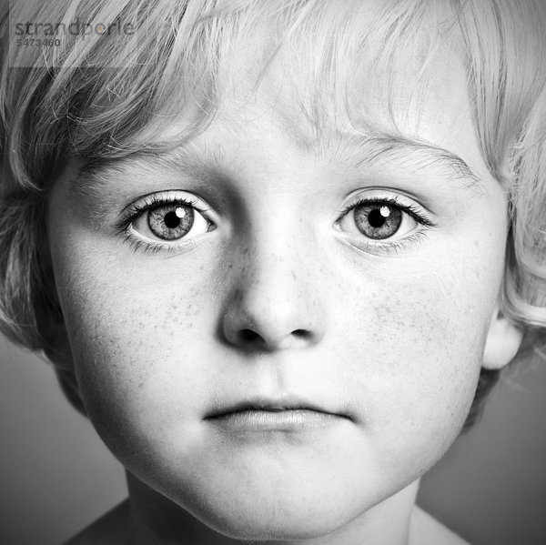 Fünfjähriger Junge,  Portrait,  schwarz-weiß