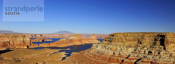 Panoramaaufnahme,  Blick vom Alstrom Point auf Lake Powell mit Gunsight Butte und Navajo Mountain,  Hausboote,  Bigwater,  Glen Canyon National Recreation Area,  Arizona,  Utah,  Vereinigte Staaten von Amerika,  USA