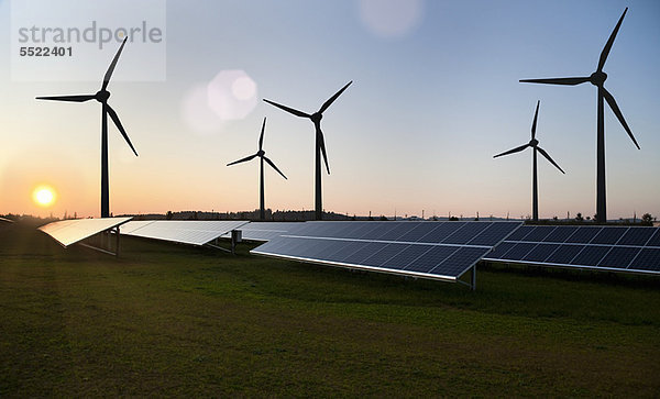 Windkraftanlagen und Solarmodule im Feld