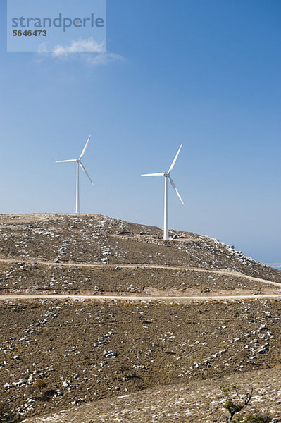Zwei Windkraftanlagen auf einem Hügel,  Rhodos,  Griechenland