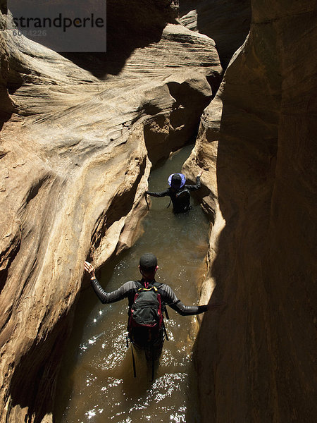 Wasser , Mensch , zwei Personen , Menschen , waten , wandern , 2 , Loch , Schlucht , Utah